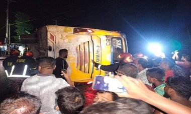 বাস উলটে প্রাণ গেল বাইক আরোহীর, আহত ১০