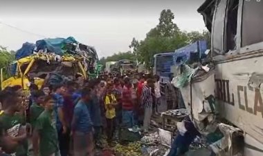 সাতসকালে বাস-ট্রাক সংঘর্ষে নিহত ৫