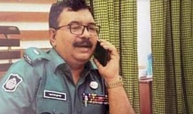 চট্টগ্রামে পুলিশ কর্মকর্তা স্ত্রীকে কিনে দেন ৫ জাহাজ