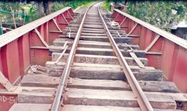 রেলব্রিজে হাঁটার সময় ট্রেনের ধাক্কায় নিহত যুবক