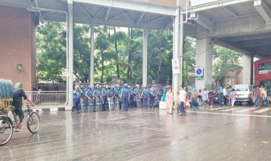  শাহবাগে সতর্ক অবস্থানে পুলিশ