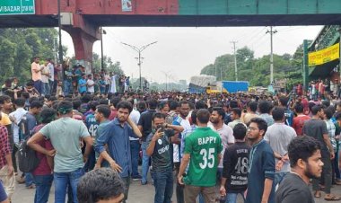 পুলিশের বাধা উপেক্ষা করে ঢাকা-আরিচা মহাসড়কে জাবি শিক্ষার্থীরা