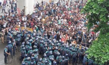 হার্ডলাইনে পুলিশ শাহবাগে ব্যারিকেড ভাঙলো শিক্ষার্থীরা