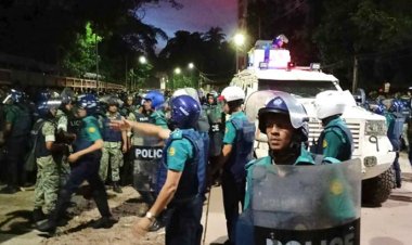 সাঁজোয়া যান নিয়ে ঢাবি ক্যাম্পাসে পুলিশ