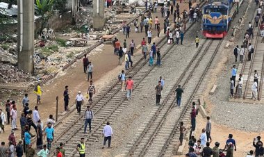মহাখালীতে রেলগেট অবরোধ শিক্ষার্থীদের, ট্রেন চলাচল বন্ধ