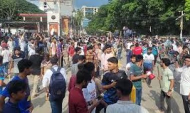 ত্রিমুখী সংঘর্ষে রণক্ষেত্র বগুড়া, পুলিশ বক্সসহ ৮ মোটরসাইকেলে আগুন, সাংবাদিকসহ আহত অর্ধশতাধিক