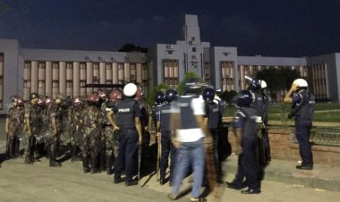 রাবিতে পুলিশ-র‌্যাব-বিজিবির যৌথ অভিযান, উপাচার্য অবমুক্ত