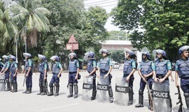  শাহবাগ-টিএসসিতে নিরাপত্তা জোরদার, যানবাহন না চলায় দুর্ভোগ
