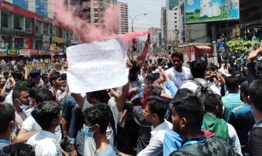 কাকরাইল মোড়ে অবস্থান শিক্ষার্থীদের