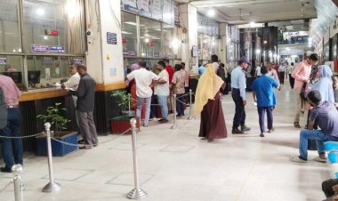  ব্যাংকে বেড়েছে গ্রাহক, জমার চেয়ে টাকা তুলছেন বেশি