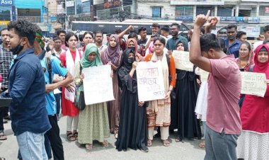  খুলনার শিববাড়ি মোড়ে অবস্থান নিয়েছেন ছাত্ররা