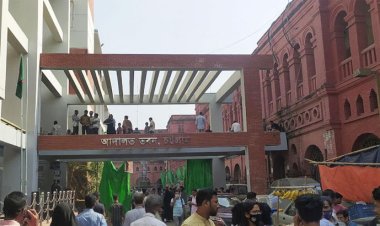 চট্টগ্রামে আদালত চত্বরে বিক্ষোভকারীরা