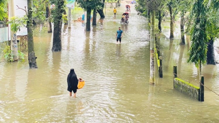 ধেয়ে আসছে বন্যা, বিপৎসীমার ওপরে ৫ নদীর পানি