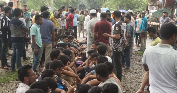 কোটা ব্যবস্থা বাতিল দাবি সড়ক ও রেলপথ অবরোধ শিক্ষার্থীদের