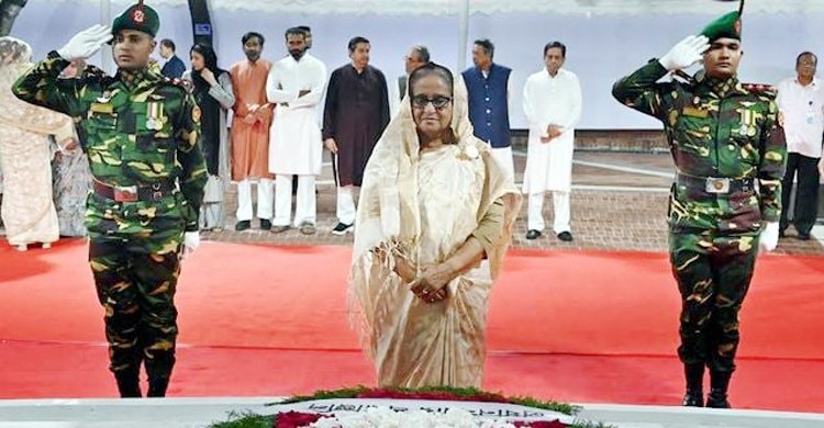 টুঙ্গিপাড়ায় বঙ্গবন্ধুর সমাধিতে প্রধানমন্ত্রীর শ্রদ্ধা