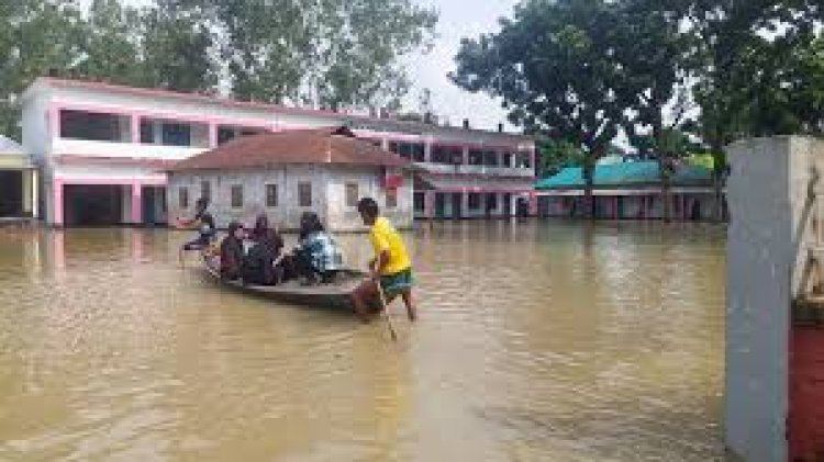 এইচএসসি পরীক্ষা কেন্দ্রে থৈ থৈ পানি, নৌকা চড়ে কেন্দ্রে যাচ্ছে ৪ শতাধিক পরীক্ষার্থী