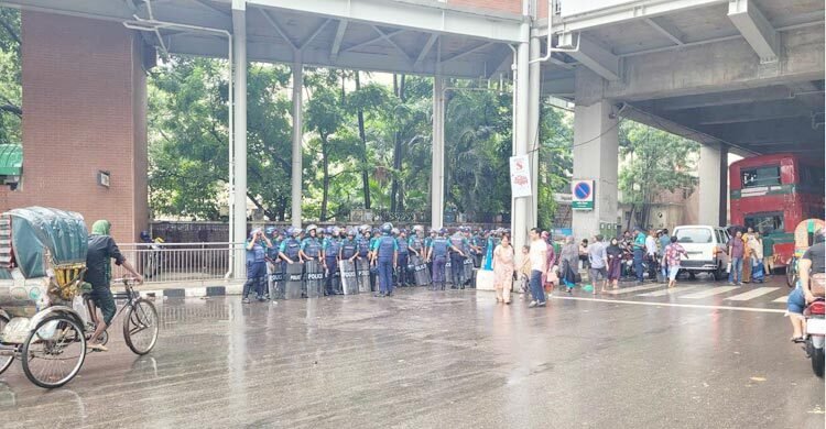 শাহবাগে সতর্ক অবস্থানে পুলিশ