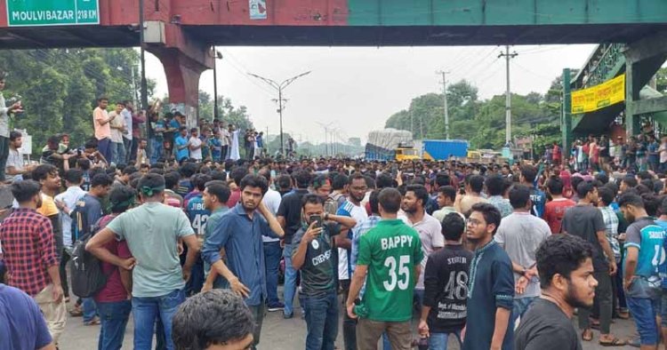 পুলিশের বাধা উপেক্ষা করে ঢাকা-আরিচা মহাসড়কে জাবি শিক্ষার্থীরা