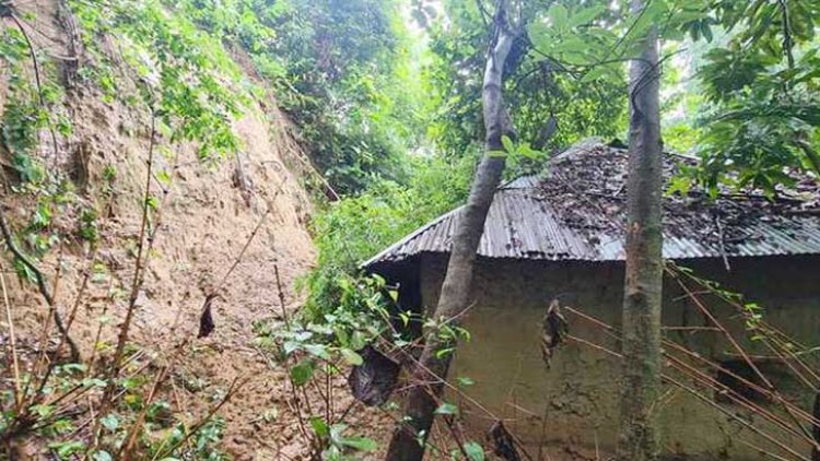 রাতে খাবার সময়ে হঠাৎ পাহাড় ধস, এক দিনে নিহত ৪