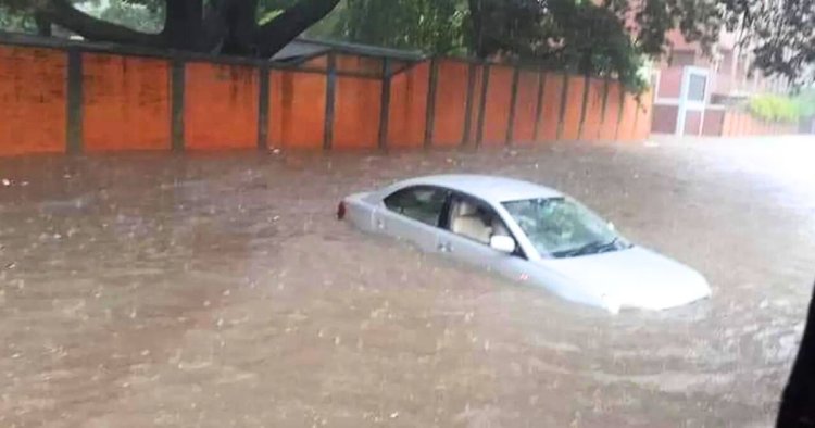 সকাল থেকেই রাজধানীতে তুমুল বৃষ্টি, রাস্তায় জমেছে পানি