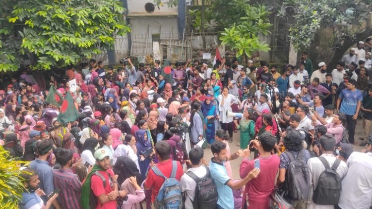 কোটা সংস্কার আন্দোলন: মিছিল নিয়ে বঙ্গভবনের পথে শিক্ষার্থীরা