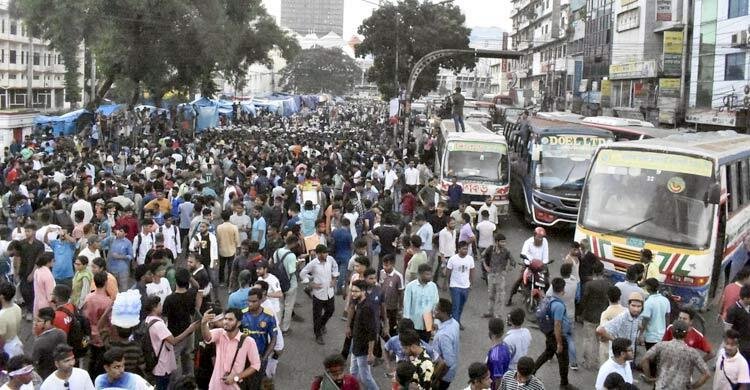 গুলিস্তানে অবরোধে যান চলাচল বন্ধ
