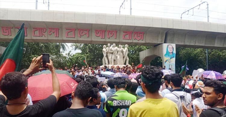 রাজু ভাস্কর্যে জড়ো হচ্ছেন কোটা আন্দোলনকারীরা