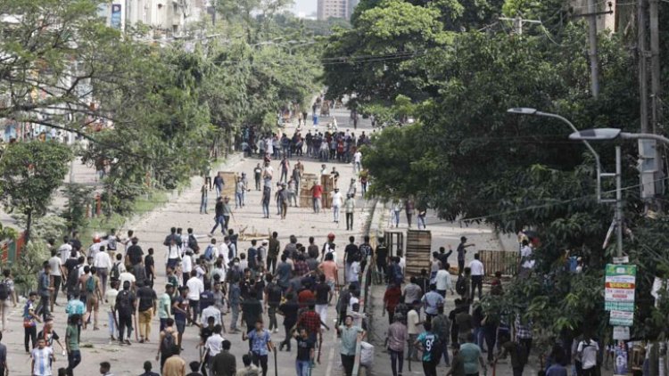 নিউ মার্কেট এলাকায় দুপক্ষের সংঘর্ষ, আহত ১২