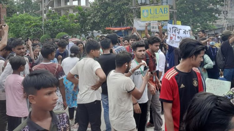গাবতলী-সদরঘাট বেরীবাঁধ সড়কে বেসরকারি বিশ্ববিদ্যালয়ের শিক্ষার্থীদের অবস্থান