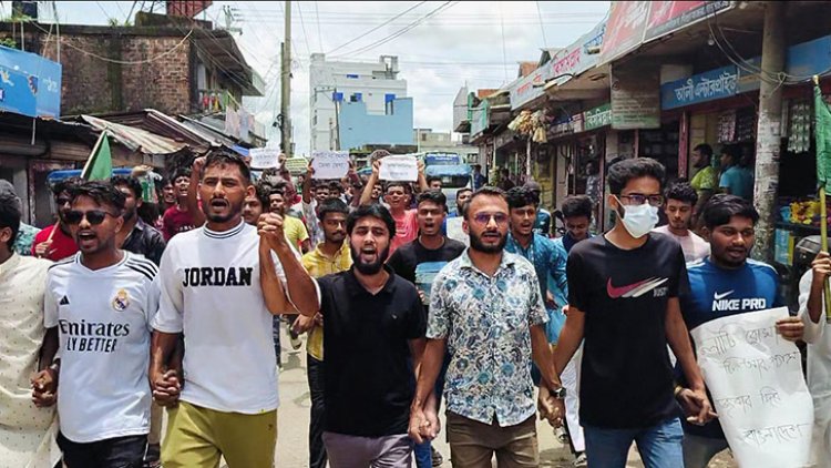 ঢাকা-সিলেট মহাসড়ক অবরোধ করে শিক্ষার্থীদের বিক্ষোভ