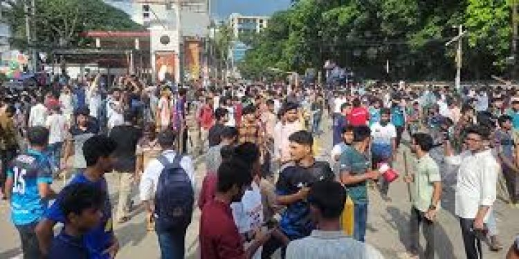 ত্রিমুখী সংঘর্ষে রণক্ষেত্র বগুড়া, পুলিশ বক্সসহ ৮ মোটরসাইকেলে আগুন, সাংবাদিকসহ আহত অর্ধশতাধিক