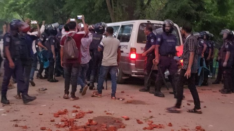 শিক্ষার্থীদের মারধরের ভিডিও করায় সাংবাদিককে পেটাল পুলিশ