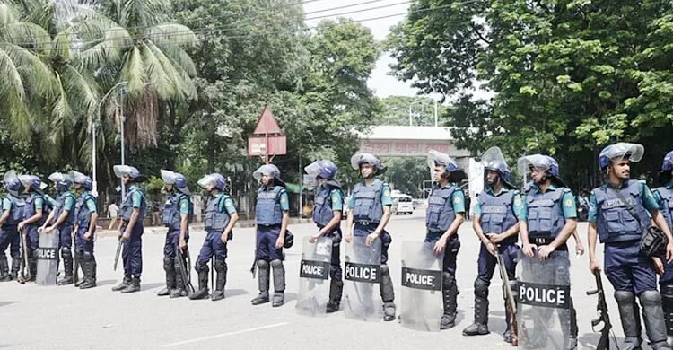 শাহবাগ-টিএসসিতে নিরাপত্তা জোরদার, যানবাহন না চলায় দুর্ভোগ