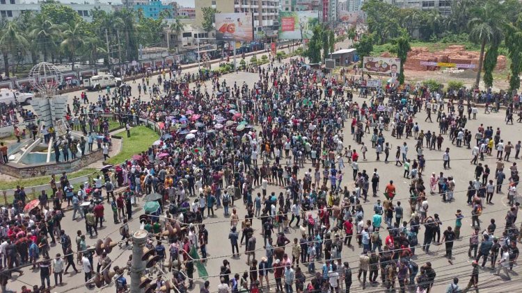 কমপ্লিট শাটডাউনে খুলনার সড়কে শিক্ষার্থীরা, শিববাড়ি অবরোধ