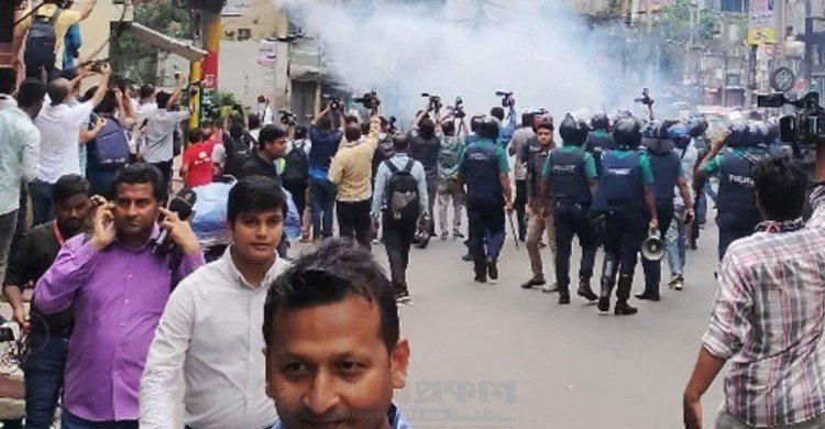 চট্টগ্রামে শিক্ষার্থীদের বিক্ষোভ, সংঘর্ষ, টিয়ারশেল নিক্ষেপ