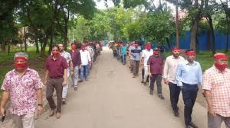 মুখে লাল কাপড় বেঁধে জাবি শিক্ষক-শিক্ষার্থীদের মিছিল