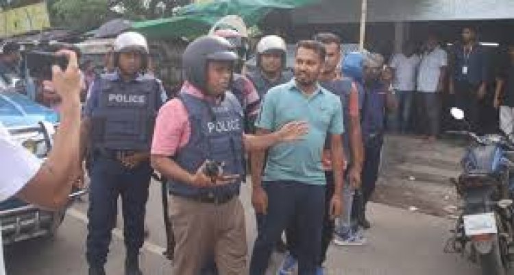 মধ্যরাতে থানা থেকে শিক্ষার্থীদের ছাড়িয়ে আনলেন ইবির ৬ শিক্ষক