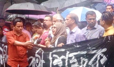  শিক্ষকের ওপর হামলা বৃষ্টিতে ভিজেই ঢাবিতে শিক্ষকদের প্রতিবাদ সমাবেশ