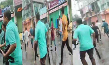 লক্ষ্মীপুরে আন্দোলনকারীদের সঙ্গে যুবলীগ-ছাত্রলীগের সংঘর্ষ, প্রকাশ্যে অস্ত্র হাতে যুবক