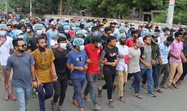 রাজশাহীতে মহাসড়ক অবরোধ করে শিক্ষার্থীদের বিক্ষোভ