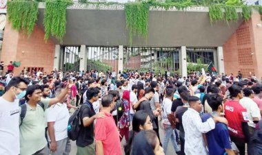  রামপুরায় সড়কে শিক্ষার্থীরা, যান চলাচল বন্ধ