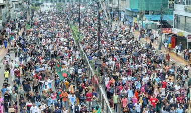  শহীদ মিনার অভিমুখে শিক্ষার্থীরা
