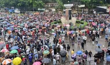 বগুড়ায় গুলি ও বৃষ্টি উপেক্ষা করে শিক্ষার্থীদের বিক্ষোভ