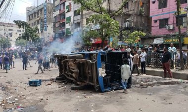 সিএমএম আদালতের প্রধান ফটক ভাঙার চেষ্টা, পুলিশের গাড়িতে আগুন