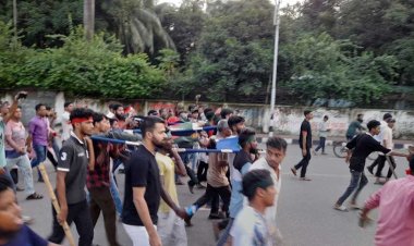 ঢাকা মেডিকেল থেকে মরদেহ নিয়ে আন্দোলনকারীদের মিছিল