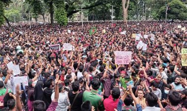 ঢাকার রাজপথে ছাত্র-জনতার উল্লাস