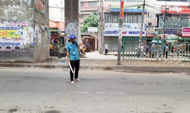  তৃতীয় দিনের মতো রাস্তার ট্রাফিক নিয়ন্ত্রণে শিক্ষার্থীরা