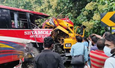  ঠাকুরগাঁওয়ে বাস-তেলবাহী ট্যাংকার মুখোমুখি সংঘর্ষে নিহত ২