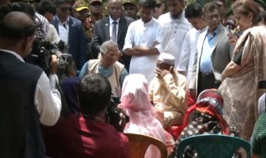  প্রধান উপদেষ্টার সামনে কান্নায় ভেঙে পড়লেন আবু সাঈদের বাবা