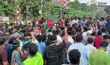  শিক্ষা ভবন মোড়ে অবস্থান আন্দোলনকারীদের